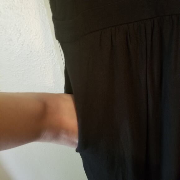 Soft Black Dress with Pockets - Picture 6 of 7